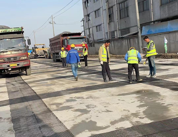 平阳老材料的新故事：玻璃纤维土工格栅如何在‘白改黑’浪潮中重获新生？